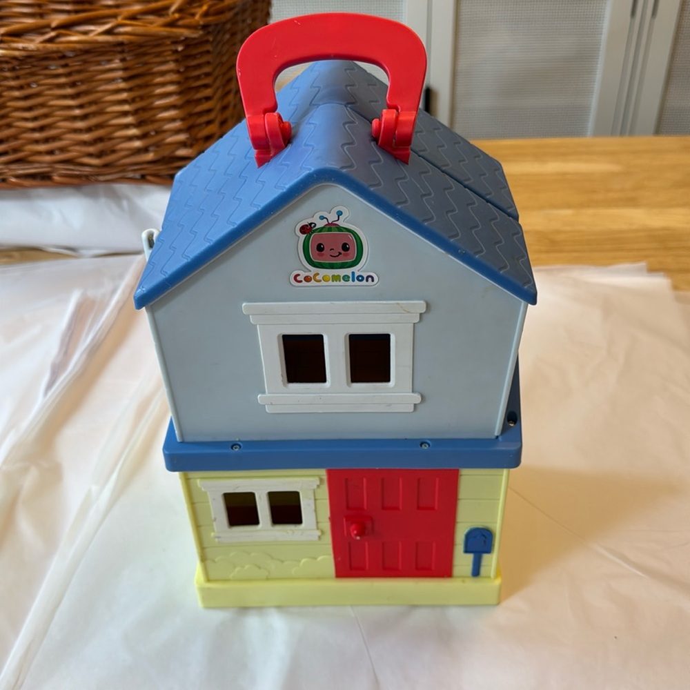 Cocomelon play house with sounds, 1 figure , works batteries included